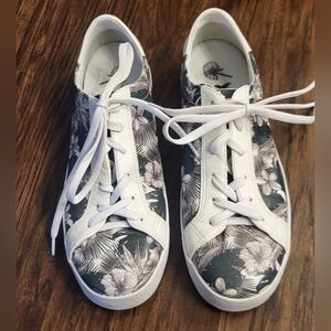 Off the Beaten Path OTBT Leather Floral Sneakers Size 9